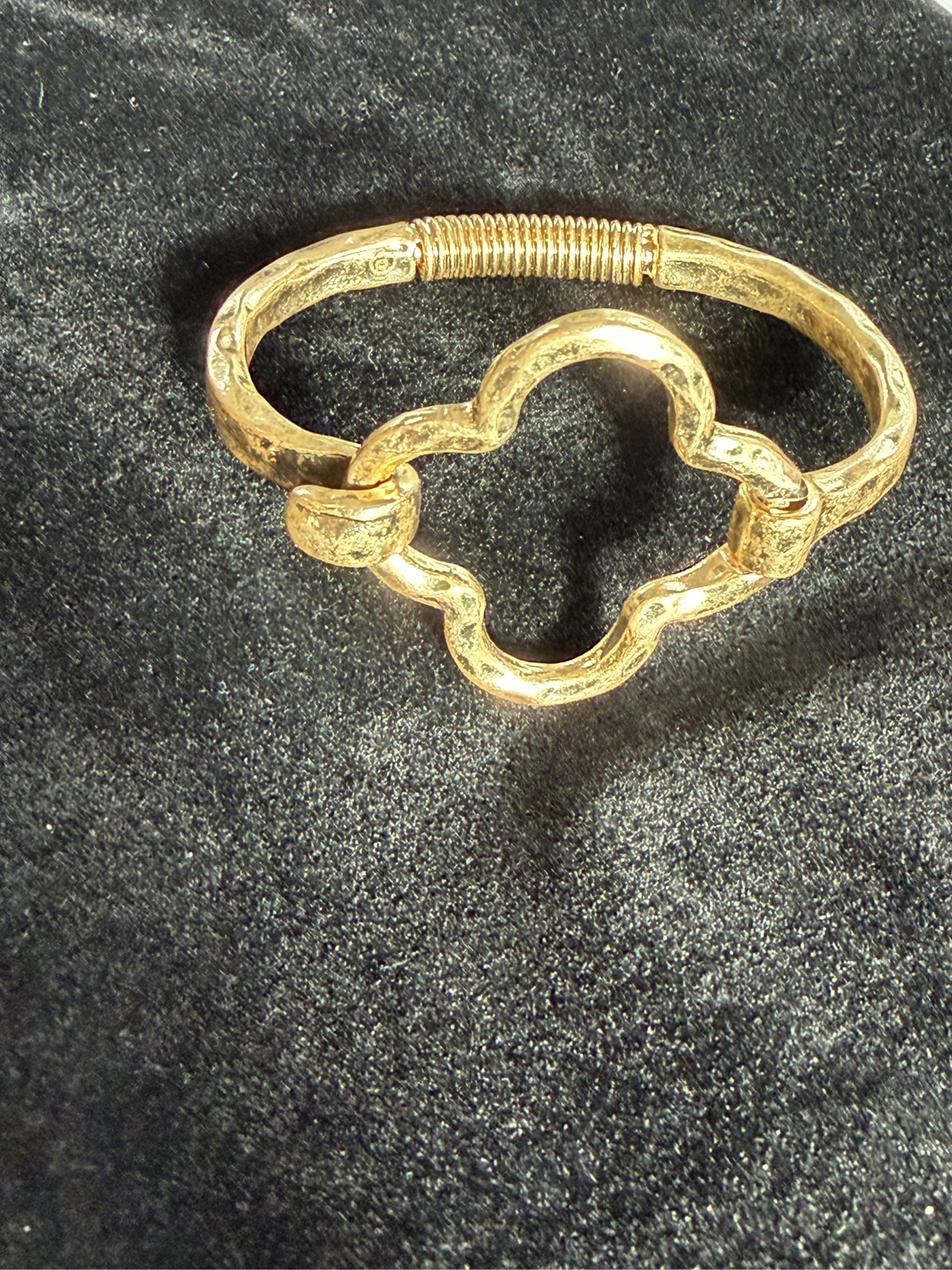 Latching Clover Bracelet - Gold